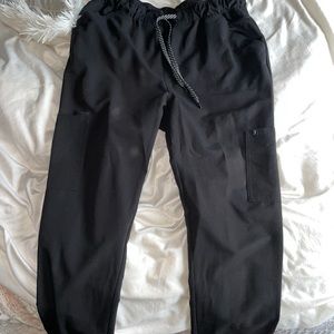 Mesh enhanced jogger scrubs